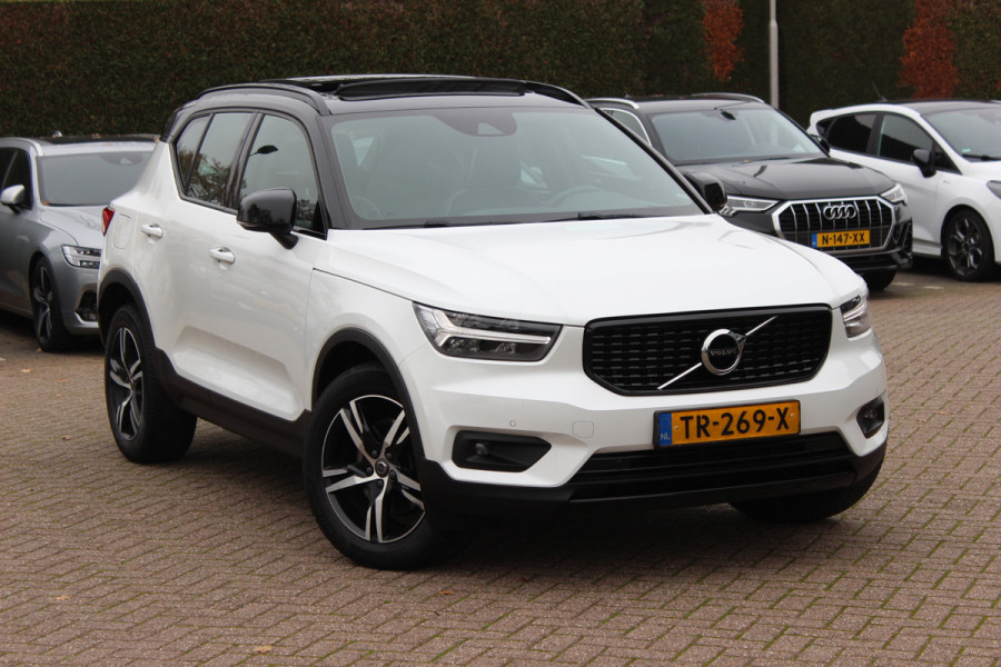 Volvo XC40 2.0 T4 R-Design / Trekhaak / Panoramadak / Camera / Harman Kardon / Leder&Alcantara / 19'' / Bliss / CarPlay / Stoelverwarming / DAB / ACC
