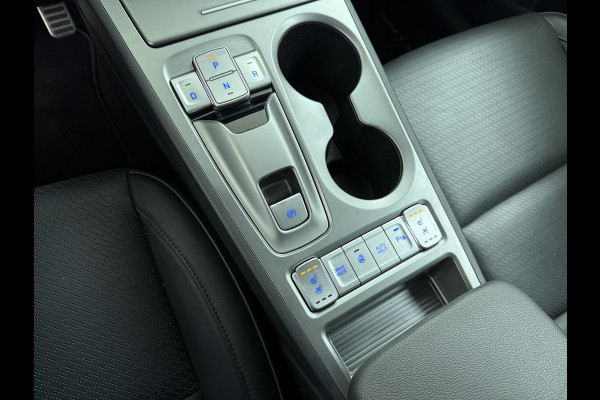 Hyundai Kona EV Premium 64kWh Leer SOH 100% Warmtepomp Krell®-Premium Audio Stoelverwarming+Koeling Camera Apple Carplay Android Auto Head-Up Stuurverwarming Elek.Stoelen Blind Spot Lane Assist VESS 1e Eigenaar Origineel Nederlandse Auto 45.000,-nieuw