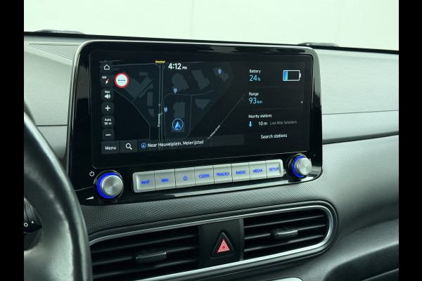 Hyundai Kona EV Premium 64kWh Leer SOH 100% Warmtepomp Krell®-Premium Audio Stoelverwarming+Koeling Camera Apple Carplay Android Auto Head-Up Stuurverwarming Elek.Stoelen Blind Spot Lane Assist VESS 1e Eigenaar Origineel Nederlandse Auto 45.000,-nieuw