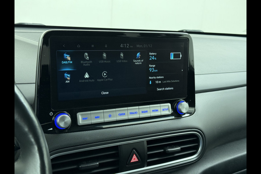 Hyundai Kona EV Premium 64kWh Leer SOH 100% Warmtepomp Krell®-Premium Audio Stoelverwarming+Koeling Camera Apple Carplay Android Auto Head-Up Stuurverwarming Elek.Stoelen Blind Spot Lane Assist VESS 1e Eigenaar Origineel Nederlandse Auto 45.000,-nieuw