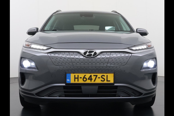 Hyundai Kona EV Premium 64kWh Leer SOH 100% Warmtepomp Krell®-Premium Audio Stoelverwarming+Koeling Camera Apple Carplay Android Auto Head-Up Stuurverwarming Elek.Stoelen Blind Spot Lane Assist VESS 1e Eigenaar Origineel Nederlandse Auto 45.000,-nieuw