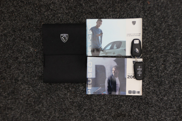 Peugeot 2008 1.2 Hybrid 136 Allure Virtual Cockpit, Camera, ACC, Apple Carplay, LED, Rijstrooksensor, 17''