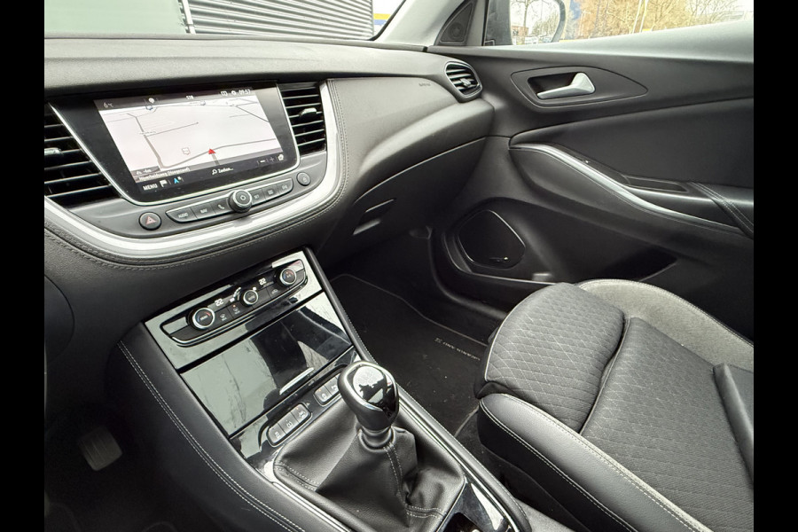 Opel Grandland X BWJ 2019 | 1.2T 131PK Bus. Executive | TREKHAAK | PANO DAK | CLIMA | NAVI | 18'' LMV | CARPLAY | SPORTSTOELEN | PDC 2X
