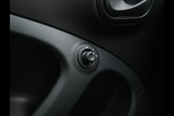 Smart Forfour EQ Essential 18 kWh [ 3-Fase ] (INCL-BTW) Aut. *FULL-LEATHER | AIRCO | CRUISE | DAB+ | COMFORT-SEATS | 15''ALU*