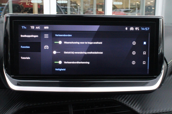 Peugeot 208 Hybrid 145PK e-DCS6 GT PACK | ELEKTRISCH VERSTELBARE BESTUURDERSSTOEL MET MASSAGE FUNCTIE | CAMERA VOOR + ACHTER | ALCANTARA BEKLEDING | DODEHOEK DETECTIE | ADAPTIVE CRUISE CONTROL | NAVIGATIE | DRAADLOZE APPLE CARPLAY/ANDROID AURO | PANORAMA DAK | ZWART DAK | FULL LED KOPLAMPEN | DRAADLOZE TELEFOONLADER | STOEL VERWARMING | LICHTMETALEN VELGEN 17" | GETINTE RUITEN |