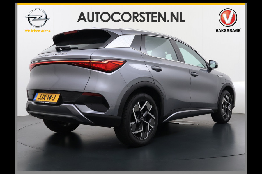 BYD ATTO 3 62kWh Design SOH 98% Pano-dak Leer+Elektr.Verst. Warmtepomp Adaptieve Cruise 360°Camera Apple Carplay Android Auto Elektr.Achter Verkeersbord detectie WiFi DAB Led Rijstrooksensor Keyless Smartphone Entry Fabrieksgarantie tot 13-12-2028/150.000km Garantie op de LFP Accu tot 12-12-2030/200.000km €44.000,- Nieuw!