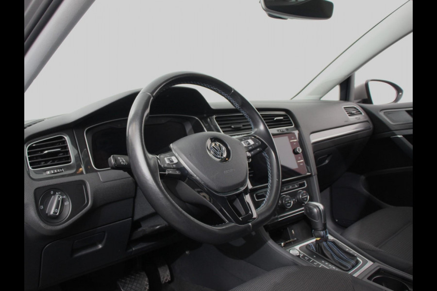 Volkswagen e-Golf Navigatie  Climate Control  Adaptive Cruise Control  Camera  Parkeer sensoren  17" Lichtmetalen Velgen