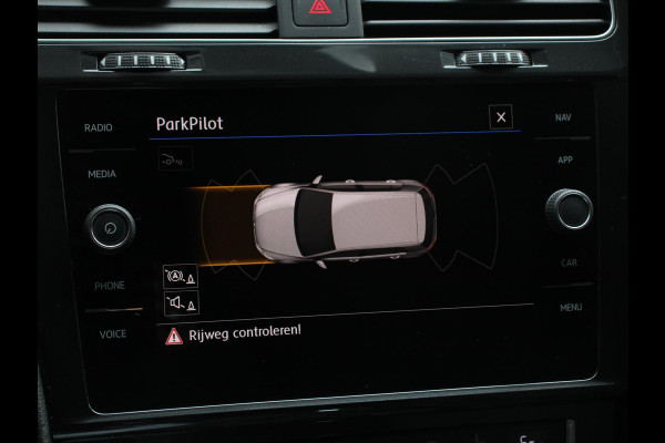 Volkswagen e-Golf Navigatie  Climate Control  Adaptive Cruise Control  Camera  Parkeer sensoren  17" Lichtmetalen Velgen