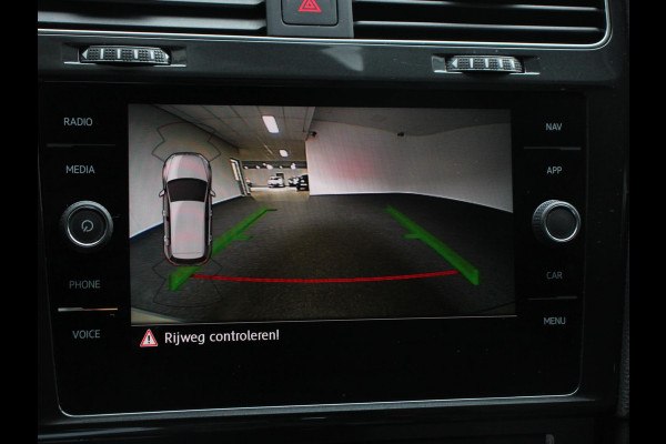 Volkswagen e-Golf Navigatie  Climate Control  Adaptive Cruise Control  Camera  Parkeer sensoren  17" Lichtmetalen Velgen