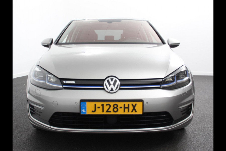 Volkswagen e-Golf Navigatie  Climate Control  Adaptive Cruise Control  Camera  Parkeer sensoren  17" Lichtmetalen Velgen