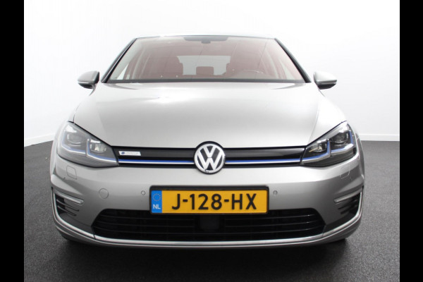 Volkswagen e-Golf Navigatie  Climate Control  Adaptive Cruise Control  Camera  Parkeer sensoren  17" Lichtmetalen Velgen