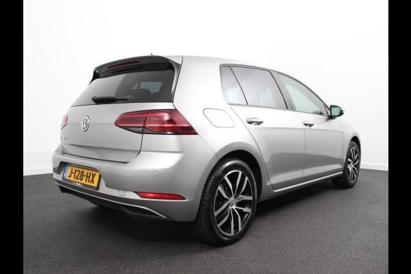 Volkswagen e-Golf Navigatie  Climate Control  Adaptive Cruise Control  Camera  Parkeer sensoren  17" Lichtmetalen Velgen