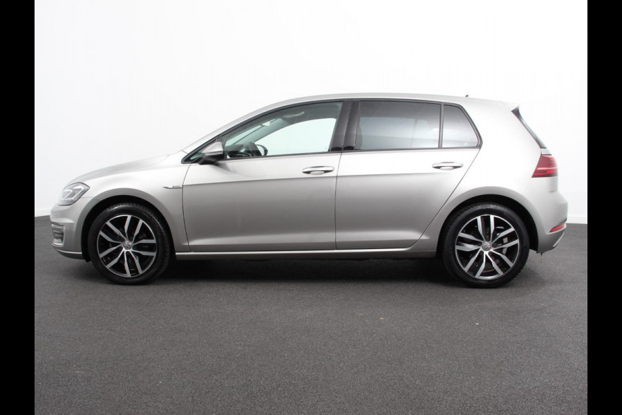 Volkswagen e-Golf Navigatie  Climate Control  Adaptive Cruise Control  Camera  Parkeer sensoren  17" Lichtmetalen Velgen