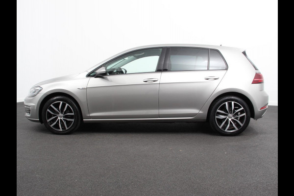 Volkswagen e-Golf Navigatie  Climate Control  Adaptive Cruise Control  Camera  Parkeer sensoren  17" Lichtmetalen Velgen