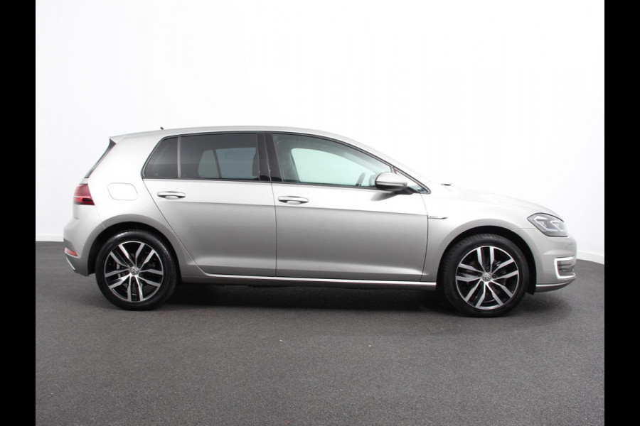 Volkswagen e-Golf Navigatie  Climate Control  Adaptive Cruise Control  Camera  Parkeer sensoren  17" Lichtmetalen Velgen