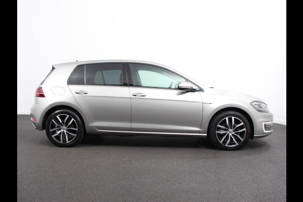 Volkswagen e-Golf Navigatie  Climate Control  Adaptive Cruise Control  Camera  Parkeer sensoren  17" Lichtmetalen Velgen