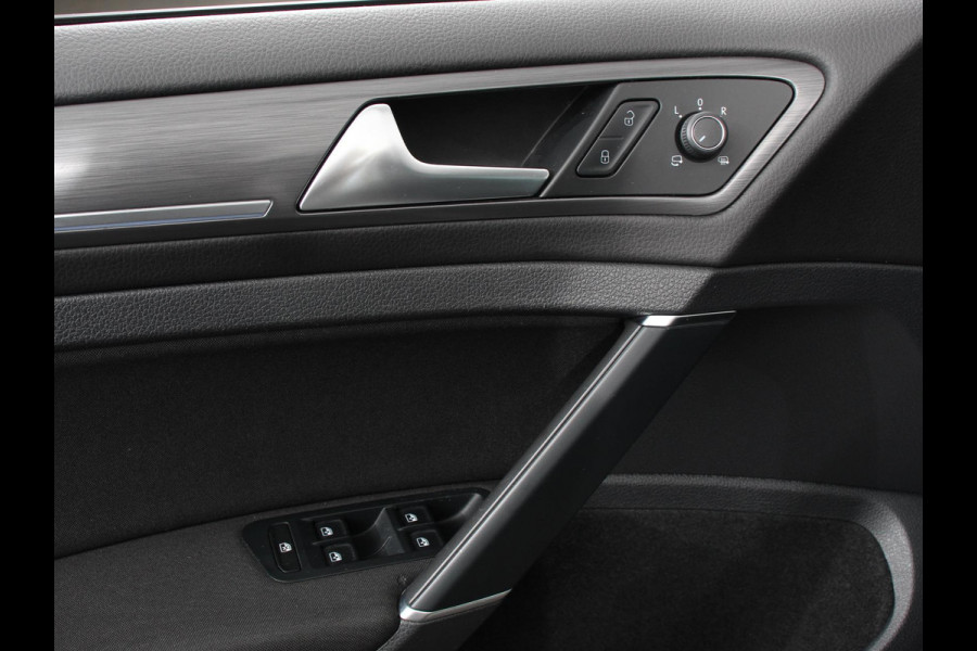 Volkswagen e-Golf Navigatie  Climate Control  Adaptive Cruise Control  Camera  Parkeer sensoren  17" Lichtmetalen Velgen