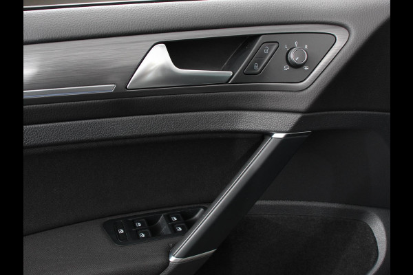 Volkswagen e-Golf Navigatie  Climate Control  Adaptive Cruise Control  Camera  Parkeer sensoren  17" Lichtmetalen Velgen