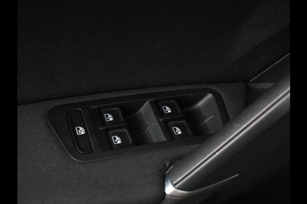 Volkswagen e-Golf Navigatie  Climate Control  Adaptive Cruise Control  Camera  Parkeer sensoren  17" Lichtmetalen Velgen