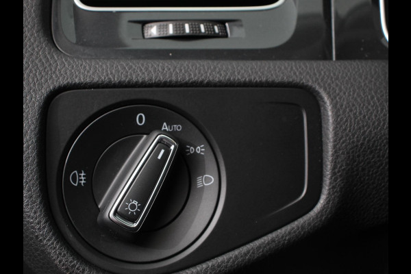 Volkswagen e-Golf Navigatie  Climate Control  Adaptive Cruise Control  Camera  Parkeer sensoren  17" Lichtmetalen Velgen