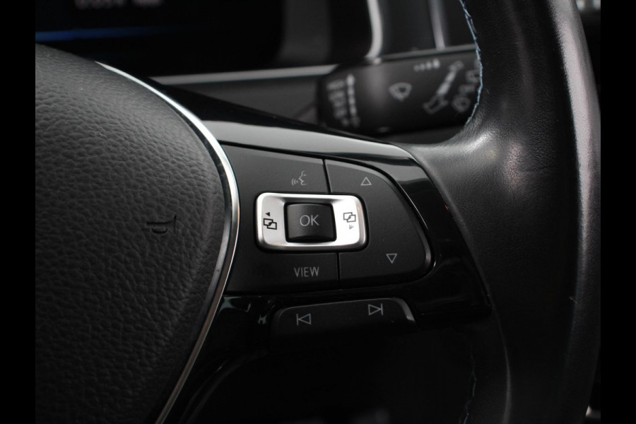 Volkswagen e-Golf Navigatie  Climate Control  Adaptive Cruise Control  Camera  Parkeer sensoren  17" Lichtmetalen Velgen