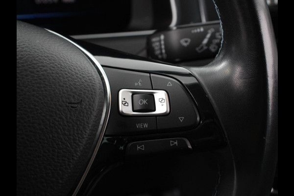Volkswagen e-Golf Navigatie  Climate Control  Adaptive Cruise Control  Camera  Parkeer sensoren  17" Lichtmetalen Velgen