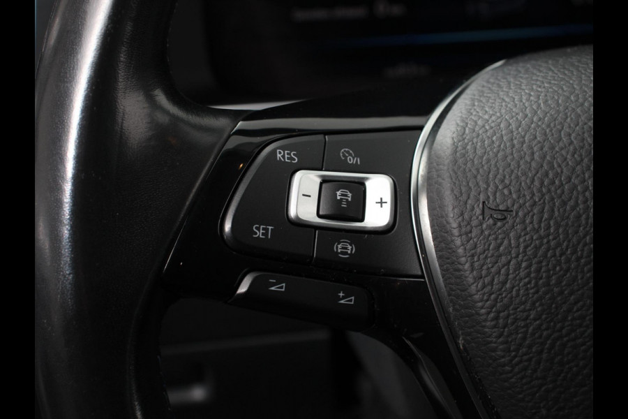 Volkswagen e-Golf Navigatie  Climate Control  Adaptive Cruise Control  Camera  Parkeer sensoren  17" Lichtmetalen Velgen