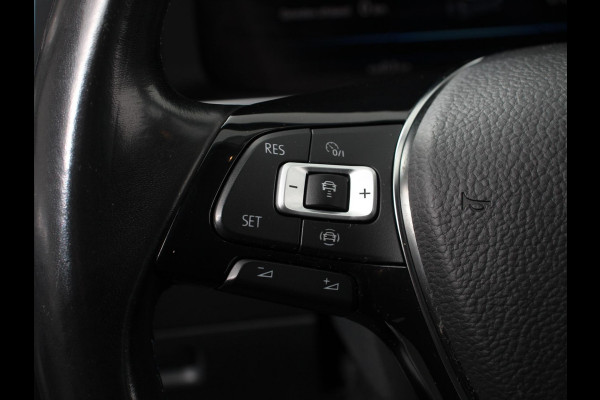 Volkswagen e-Golf Navigatie  Climate Control  Adaptive Cruise Control  Camera  Parkeer sensoren  17" Lichtmetalen Velgen