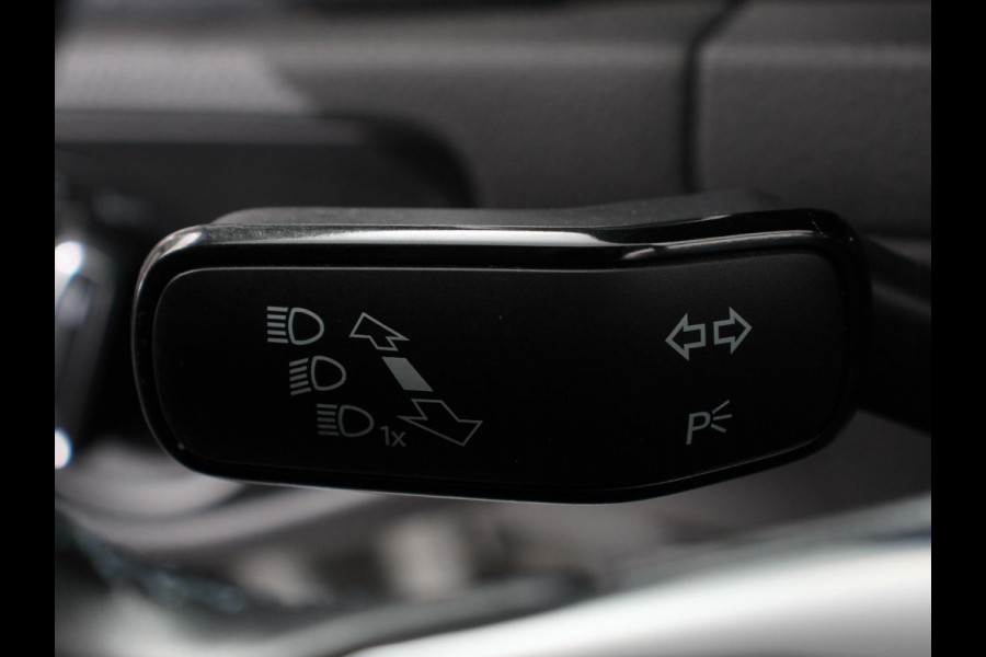 Volkswagen e-Golf Navigatie  Climate Control  Adaptive Cruise Control  Camera  Parkeer sensoren  17" Lichtmetalen Velgen