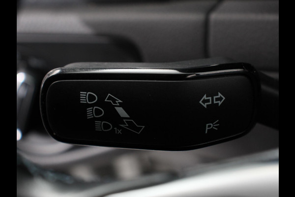 Volkswagen e-Golf Navigatie  Climate Control  Adaptive Cruise Control  Camera  Parkeer sensoren  17" Lichtmetalen Velgen