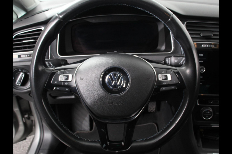 Volkswagen e-Golf Navigatie  Climate Control  Adaptive Cruise Control  Camera  Parkeer sensoren  17" Lichtmetalen Velgen