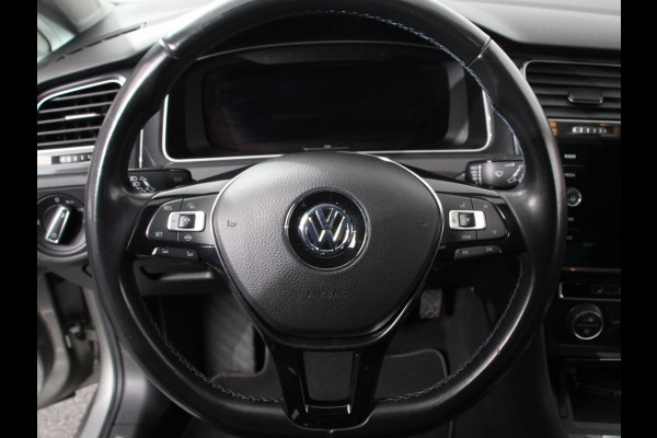 Volkswagen e-Golf Navigatie  Climate Control  Adaptive Cruise Control  Camera  Parkeer sensoren  17" Lichtmetalen Velgen