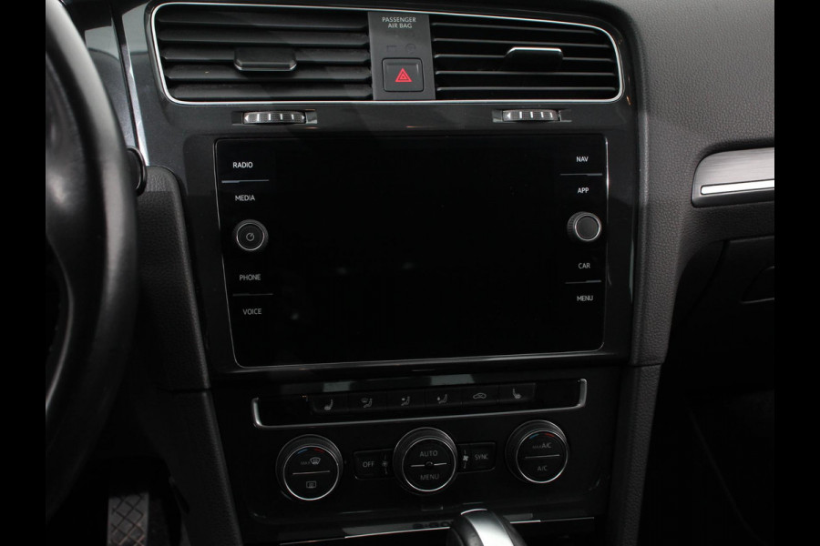 Volkswagen e-Golf Navigatie  Climate Control  Adaptive Cruise Control  Camera  Parkeer sensoren  17" Lichtmetalen Velgen