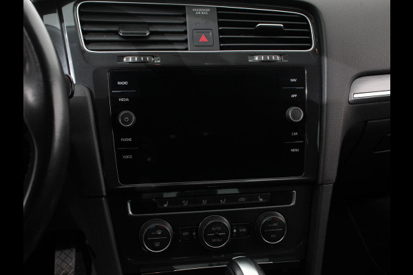 Volkswagen e-Golf Navigatie  Climate Control  Adaptive Cruise Control  Camera  Parkeer sensoren  17" Lichtmetalen Velgen