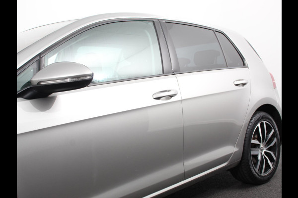 Volkswagen e-Golf Navigatie  Climate Control  Adaptive Cruise Control  Camera  Parkeer sensoren  17" Lichtmetalen Velgen