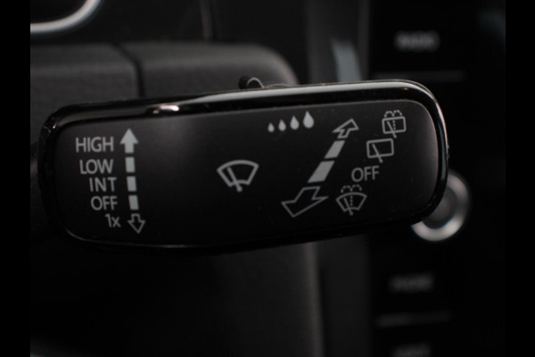 Volkswagen e-Golf Navigatie  Climate Control  Adaptive Cruise Control  Camera  Parkeer sensoren  17" Lichtmetalen Velgen