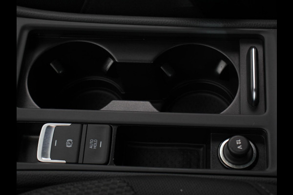 Volkswagen e-Golf Navigatie  Climate Control  Adaptive Cruise Control  Camera  Parkeer sensoren  17" Lichtmetalen Velgen