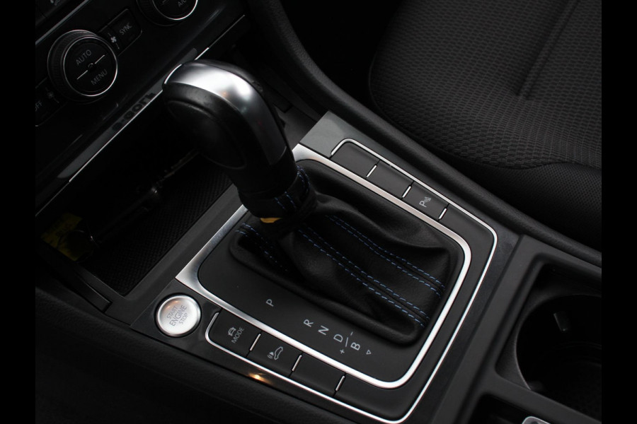 Volkswagen e-Golf Navigatie  Climate Control  Adaptive Cruise Control  Camera  Parkeer sensoren  17" Lichtmetalen Velgen