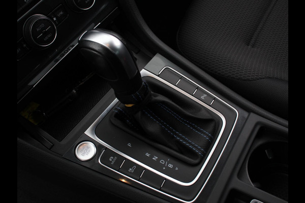 Volkswagen e-Golf Navigatie  Climate Control  Adaptive Cruise Control  Camera  Parkeer sensoren  17" Lichtmetalen Velgen