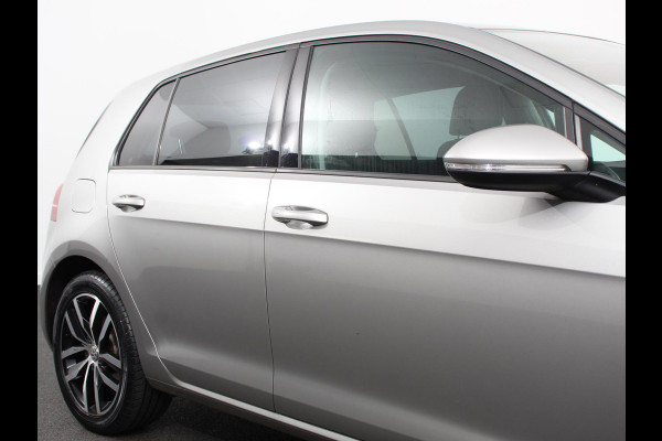 Volkswagen e-Golf Navigatie  Climate Control  Adaptive Cruise Control  Camera  Parkeer sensoren  17" Lichtmetalen Velgen