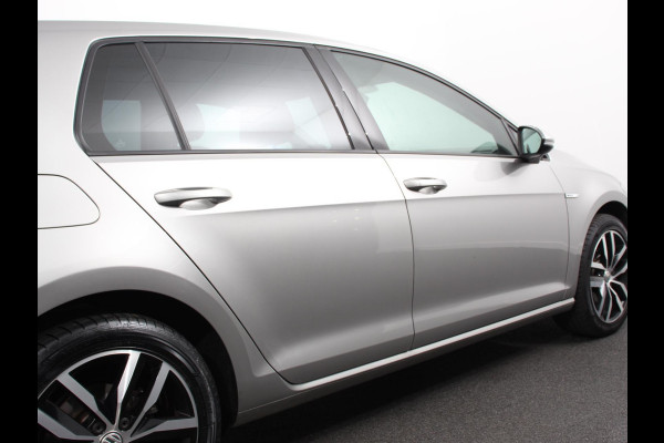 Volkswagen e-Golf Navigatie  Climate Control  Adaptive Cruise Control  Camera  Parkeer sensoren  17" Lichtmetalen Velgen