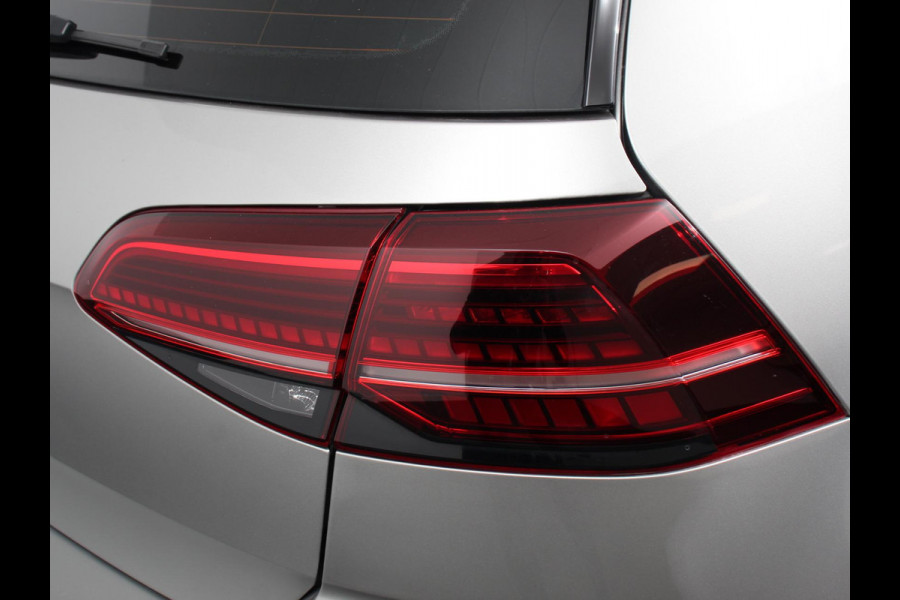 Volkswagen e-Golf Navigatie  Climate Control  Adaptive Cruise Control  Camera  Parkeer sensoren  17" Lichtmetalen Velgen