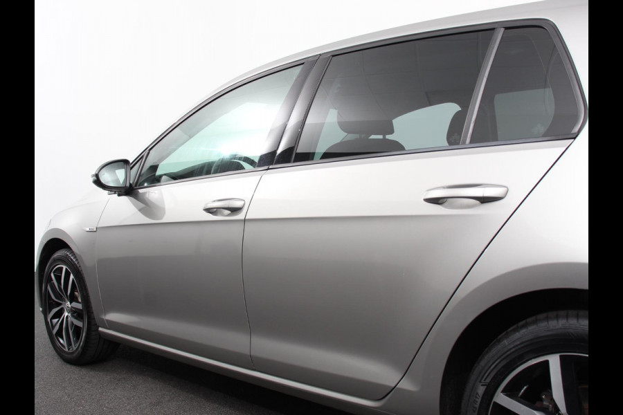 Volkswagen e-Golf Navigatie  Climate Control  Adaptive Cruise Control  Camera  Parkeer sensoren  17" Lichtmetalen Velgen