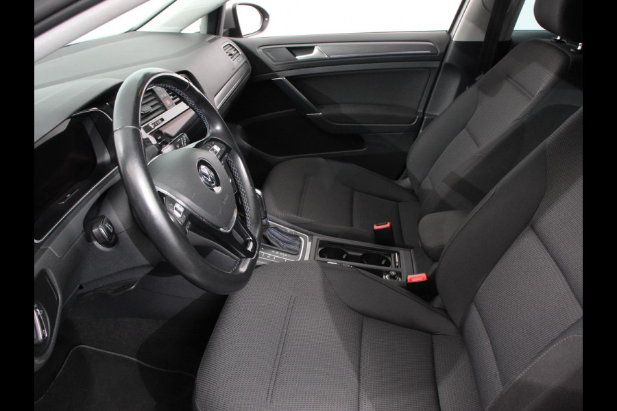Volkswagen e-Golf Navigatie  Climate Control  Adaptive Cruise Control  Camera  Parkeer sensoren  17" Lichtmetalen Velgen