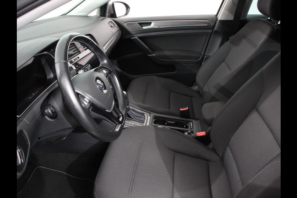 Volkswagen e-Golf Navigatie  Climate Control  Adaptive Cruise Control  Camera  Parkeer sensoren  17" Lichtmetalen Velgen