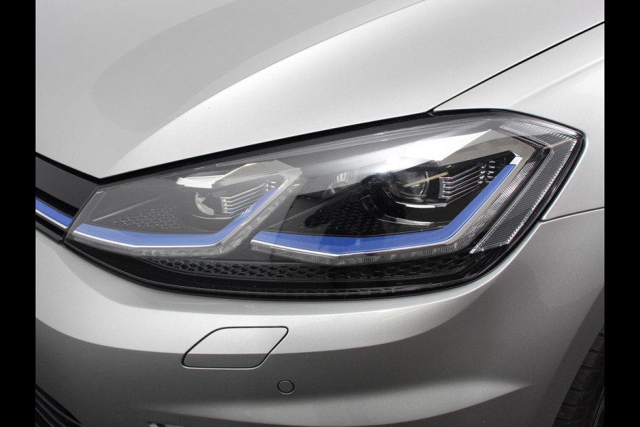 Volkswagen e-Golf Navigatie  Climate Control  Adaptive Cruise Control  Camera  Parkeer sensoren  17" Lichtmetalen Velgen
