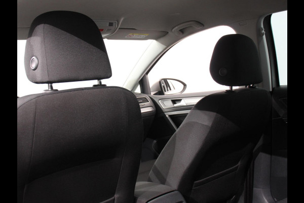 Volkswagen e-Golf Navigatie  Climate Control  Adaptive Cruise Control  Camera  Parkeer sensoren  17" Lichtmetalen Velgen