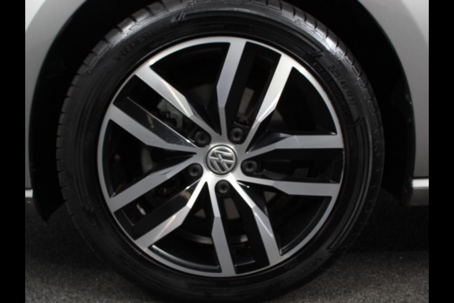 Volkswagen e-Golf Navigatie  Climate Control  Adaptive Cruise Control  Camera  Parkeer sensoren  17" Lichtmetalen Velgen