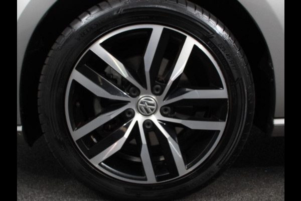 Volkswagen e-Golf Navigatie  Climate Control  Adaptive Cruise Control  Camera  Parkeer sensoren  17" Lichtmetalen Velgen