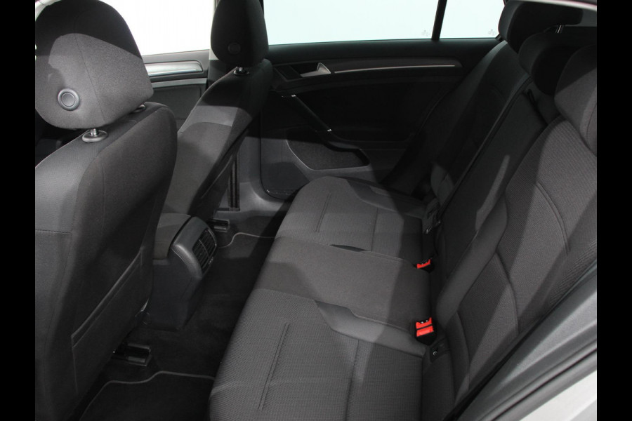 Volkswagen e-Golf Navigatie  Climate Control  Adaptive Cruise Control  Camera  Parkeer sensoren  17" Lichtmetalen Velgen